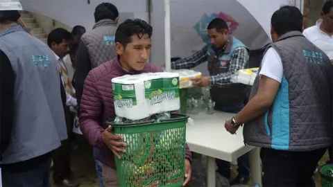 Entrega de kits de asistencia humanitaria a las familias damnificadas de las zonas de Codavisa y Señor de Mayo.