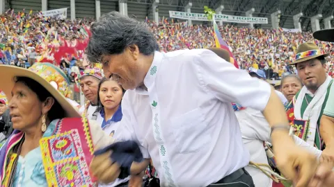 Evo Morales resguardado por una “guardia sindical”.