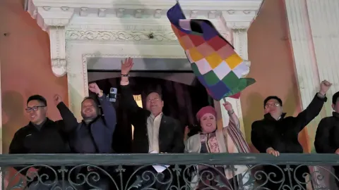 Luis Arce y su entorno en el balcón del Palacio Quemado.