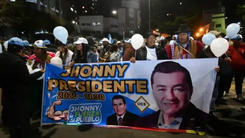 Jhonny Fernández llegó esta noche a Santa Cruz de la Sierra 
