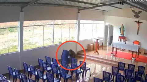 Las sillas habían sido adquiridas solo un día antes con la ayuda de los devotos y los diezmos.