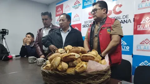 Autoridades de la Alcaldía de El Alto y dirigentes de la Federación de Panificadores.