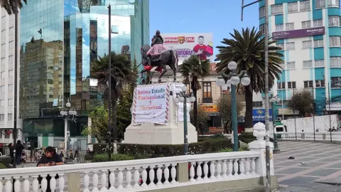 Monumento a Sucre en la plaza del Estudiante.