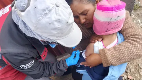 Personal de salud en campaña de vacunación.