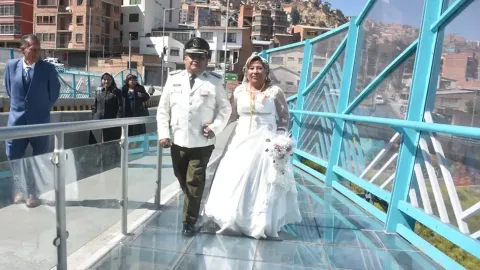 Matrimonio estrena puente de Bicentenario.