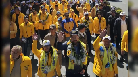 Samuel Doria Medina en caravana.