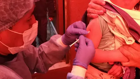 Personal de salud en campaña de vacunación.