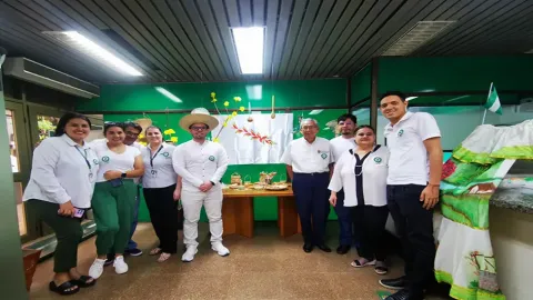 Autoridades Festejando a Contribuyentes