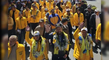 Samuel Doria Medina en caravana.